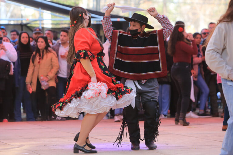 Fiestas Patrias: Diputados oficialistas presentan proyecto de ley que busca obligar a las empresas privadas a pagar aguinaldo