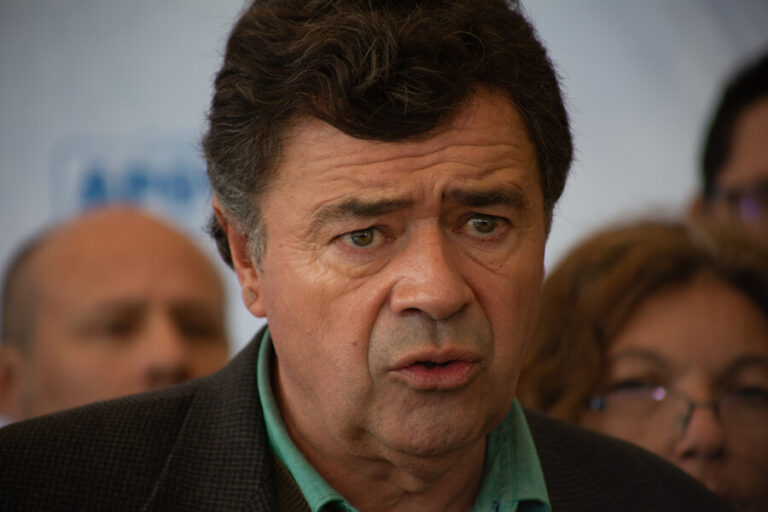 El cuestionable gesto del ministro Valenzuela en el Congreso que le significó acusaciones de machista, maleducado y maltratador