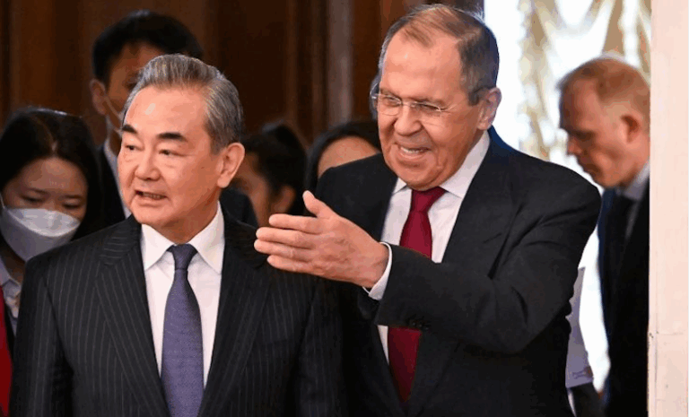 Alto diplomático chino le asegura a Rusia que sigue imparcial ante la guerra en Ucrania