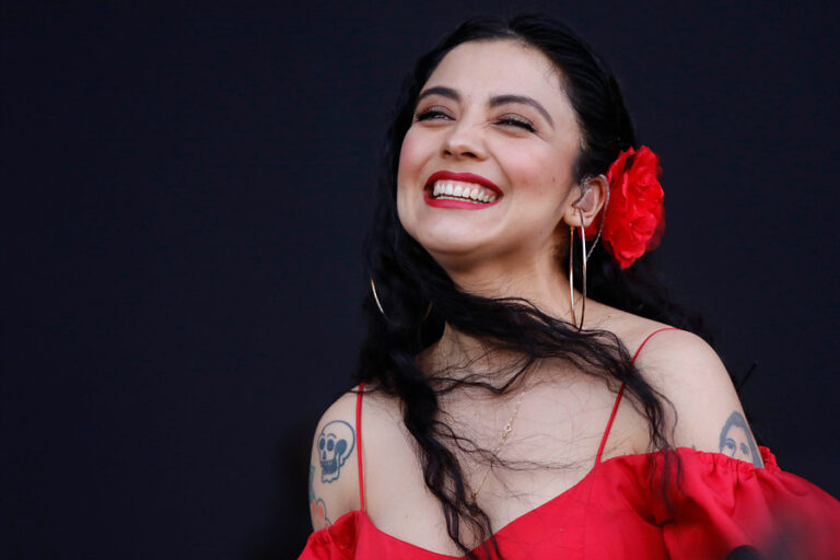 Mon Laferte es reconocida por la Academia Latina de la Grabación