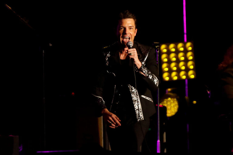 Fans abuchean a The Killers por invitar al escenario a un seguidor ruso