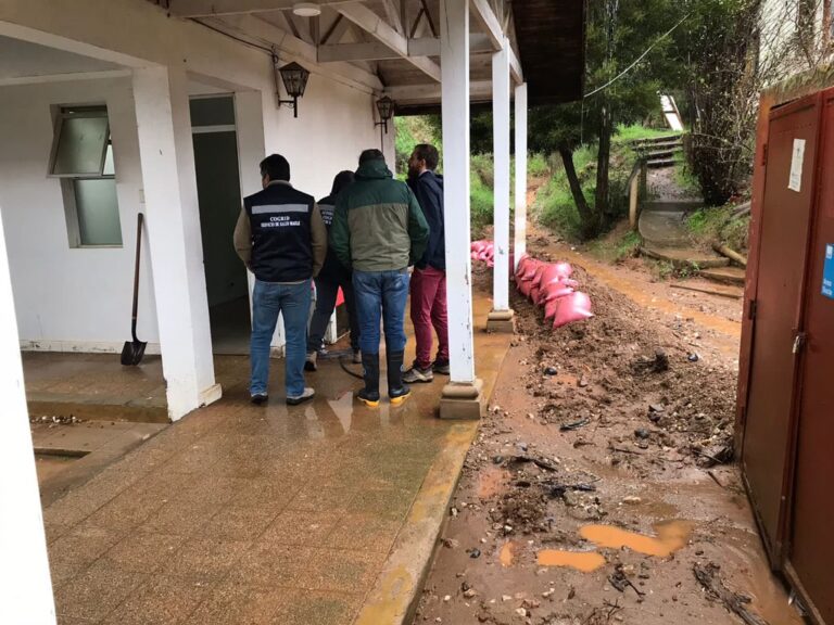 Sistema frontal: Cesfam de Vichuquén se inunda producto del desborde del estero Las Juntas