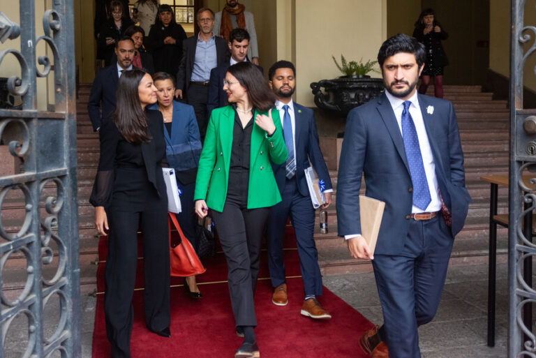 Delegación Demócrata de EE.UU. en Chile comprometió a impulsar desclasificación de archivos secretos del golpe de Estado