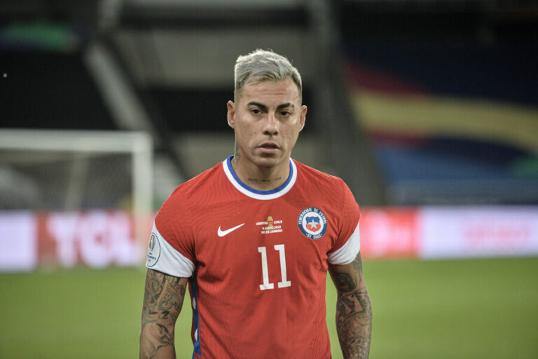Eduardo Vargas fue sorprendido en un bar y barra del Atlético Mineiro decidió ir a buscarlo: Piden que rescinda su contrato