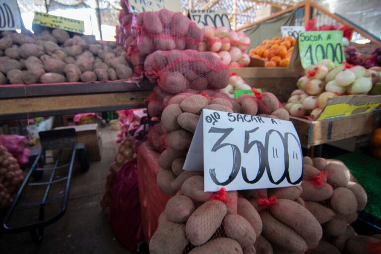 IPC de agosto subió menos de lo esperado: Destacan alzas en papas y tomates