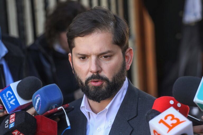 Pdte. Boric condena ataques a La Moneda y a tumba de Jaime Guzmán: 