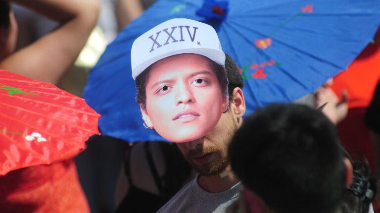 Sernac oficia a DG Medios y TicketMaster por incumplimientos en concierto de Bruno Mars