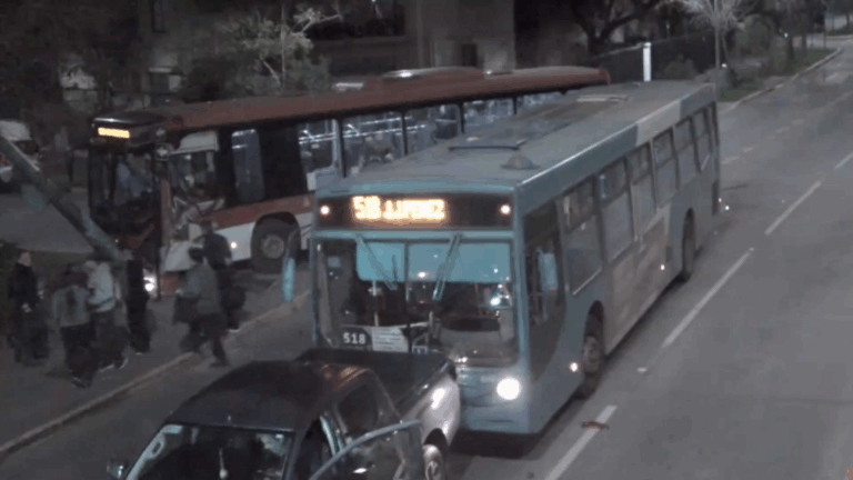 Bus del transporte público chocó contra otra micro en Las Condes y derribó un poste