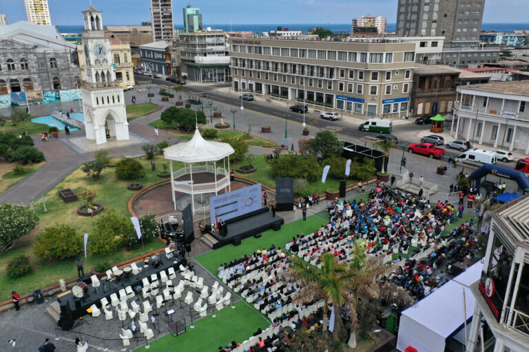 Columna de Carolina Abuauad: Las regiones en segundo plano