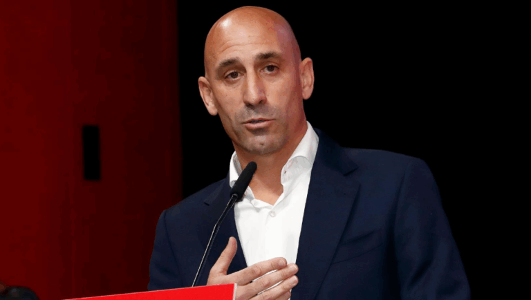 Luis Rubiales fue citado por el tribunal español por el beso no consentido a Jennifer Hermoso
