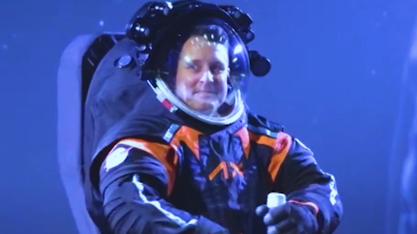 Russell Ralston trabaja en nuevo traje espacial más resistente y fácil de usar: 