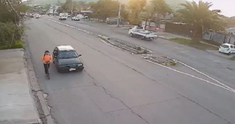 Ambos iban en movimiento: Sujetos le roban scooter a una persona desde vehículo en Conchalí