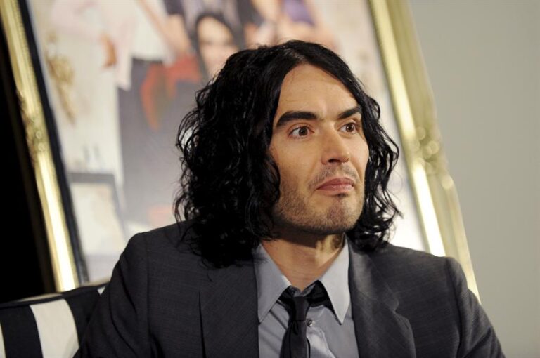 La BBC y YouTube restringen contenido de Russell Brand tras acusaciones de violencia sexual