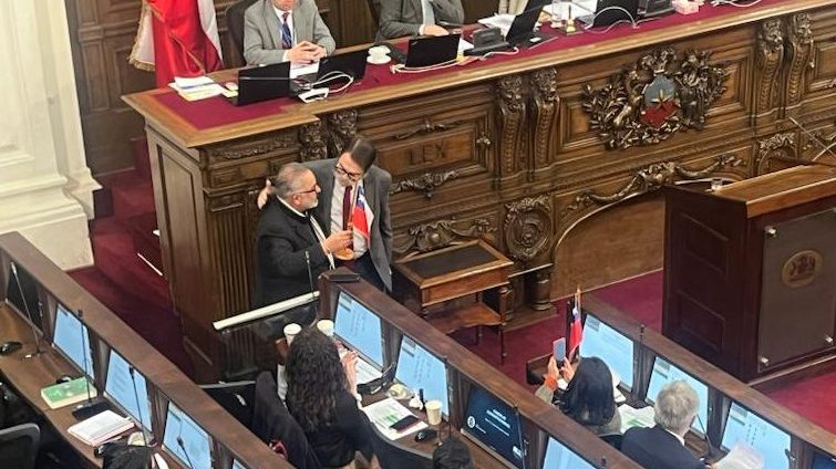 El emotivo abrazo entre Alejandro Köhler (PS) y Paul Sfeir (Republicano) en el Consejo Constitucional