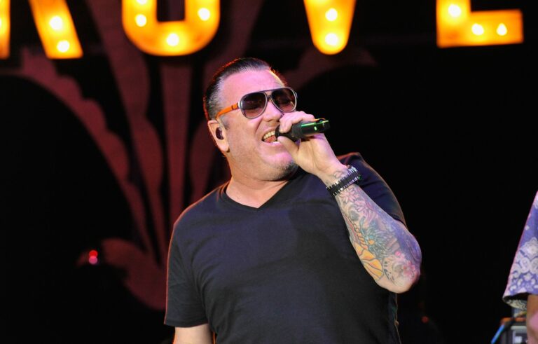 Steve Harwell, cantante y miembro fundador de Smash Mouth, murió a los 56 años