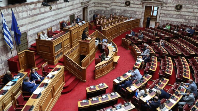 Protestas en Grecia tras aprobación de ley que permite a las empresas imponer un sexto día laboral