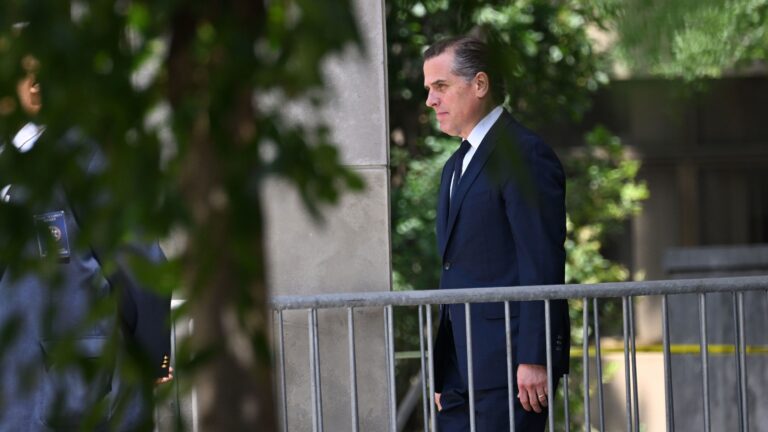 Acusan al hijo de Joe Biden de tres cargos relacionados con armas