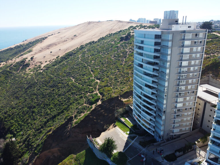 Hasta comieron galletas: Vecinos denuncian robos en departamentos afectados por socavones en Reñaca