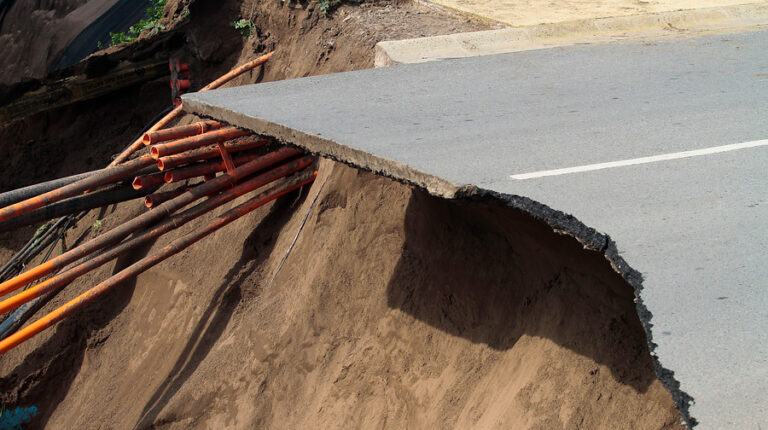 Registran socavón en ruta que une Pitrufquén con Toltén tras paso de sistema frontal