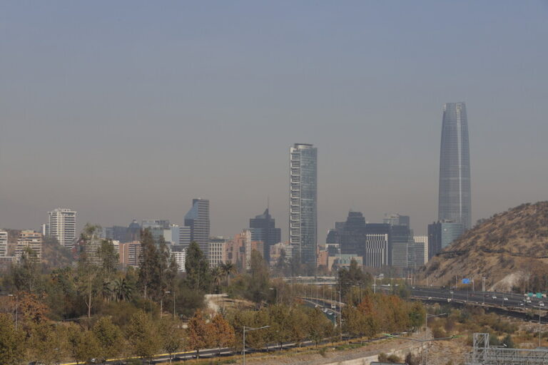 FMI prevé que la economía chilena se contraerá un 0,5% este año: Se recuperaría el 2024