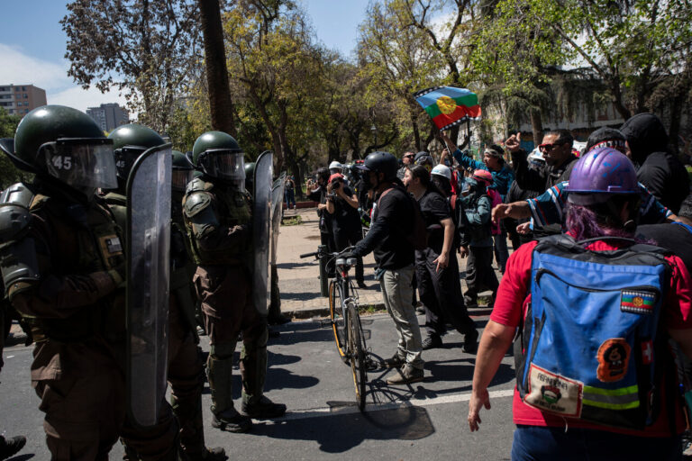 Marcha por el Día del Encuentro de Dos Mundos termina con 4 detenidos en Santiago