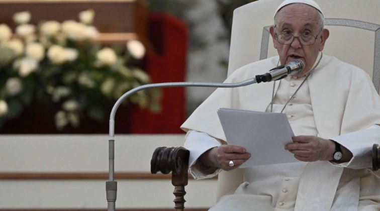 Por primera vez el papa Francisco sugiere bendecir a personas en uniones del mismo sexo