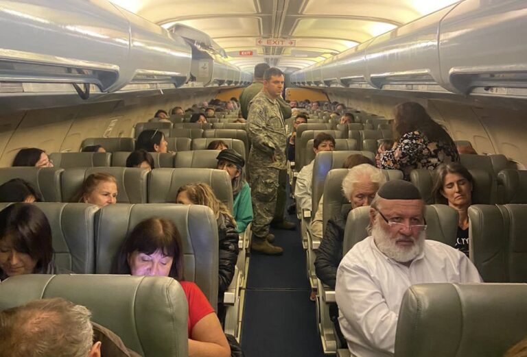 FACh confirma que primer vuelo humanitario aterrizó en Atenas con chilenos trasladados de Tel Aviv