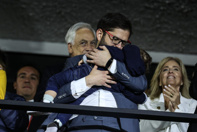 Cuñada del pdte. Boric lo defiende tras sostener a su sobrino en ceremonia de Santiago 2023: 