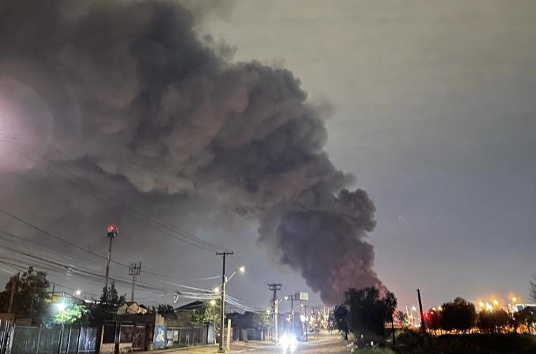 Incendio afecta a fábrica de motos en Cerrillos: Bomberos trabaja en el lugar