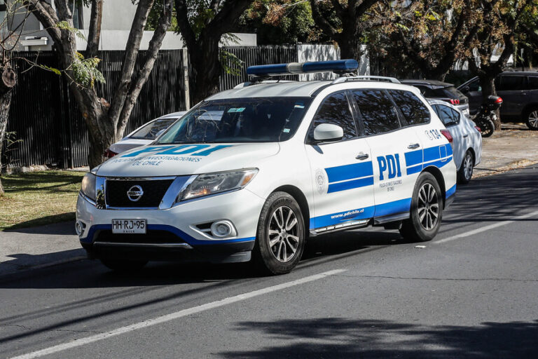 Violento asalto en Las Condes: Delincuentes treparon muros y maniataron a una familia