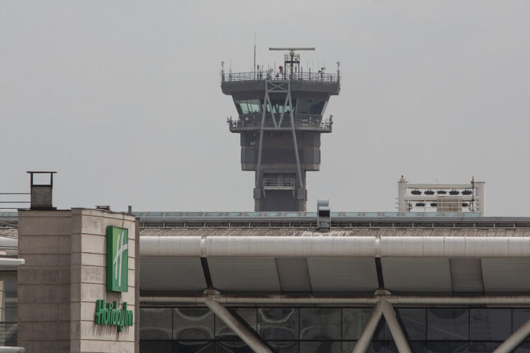 Paro de controladores aéreos: Acusan falencias en el área de comunicación y exigen mayor inversión