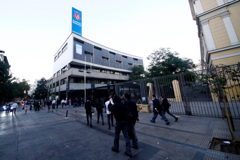 Mineduc suspende clases para este 18 de octubre en establecimientos municipales de Santiago y Providencia
