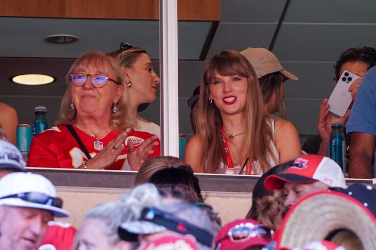 La madre de Travis Kelce dice que la atención de Taylor Swift 
