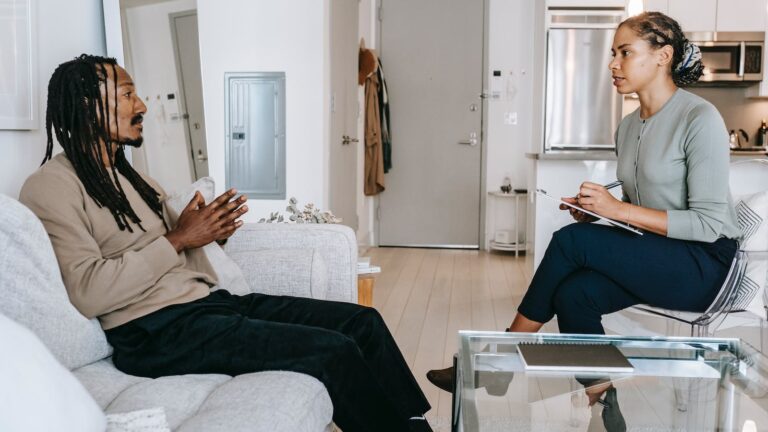 El 92% de los adultos prefiere salir con personas que han estado en terapia, dice una encuesta