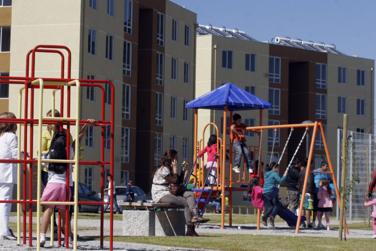 Estudio: Acceso a la vivienda comenzó a empeorar en Chile desde finales de los 2000