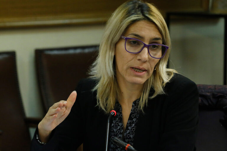“El deporte siempre ha sido el premio de consuelo”: Diputada Érika Olivera califica de “una vergüenza” designación de Emilia Ríos como subsecretaria tras perder alcaldía de Ñuñoa