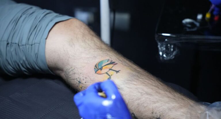 ¡La Fiumanía no para! Voluntario de los Panamericanos se convirtió en el primer chileno en tatuarse al pájaro de siete colores
