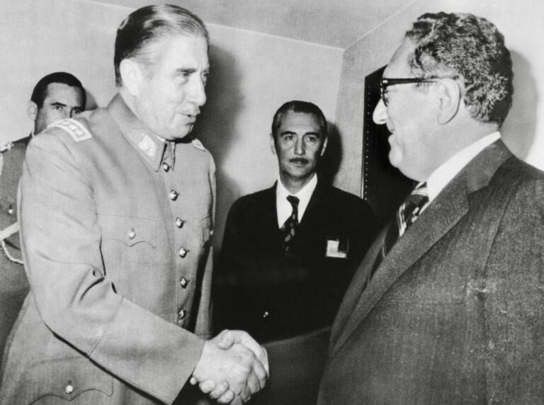 Murió Henry Kissinger, el hombre que marcó la política exterior de Estados Unidos, a los 100 años