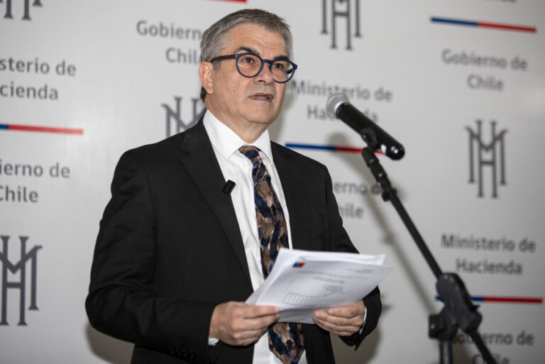 Clase media: Gobierno presenta paquete de medidas para enfrentar el sobrendeudamiento