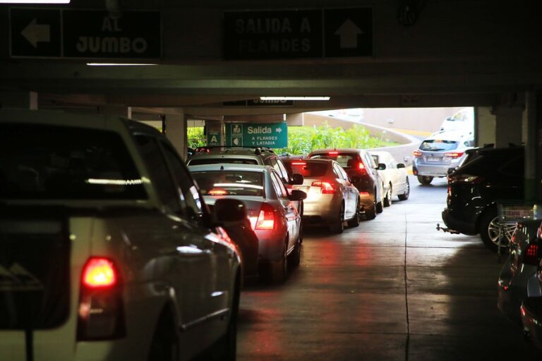Ordenan a supermercado de Puente Alto pagar más de $6 millones por robo de auto desde su estacionamiento