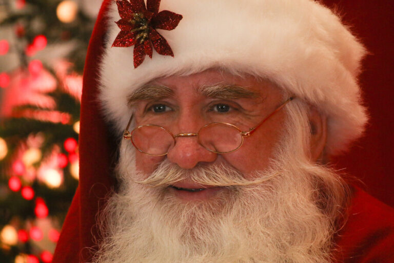 Recorriendo hogares y entregando regalos: Revisa por dónde va el trineo del Viejito Pascuero en tiempo real