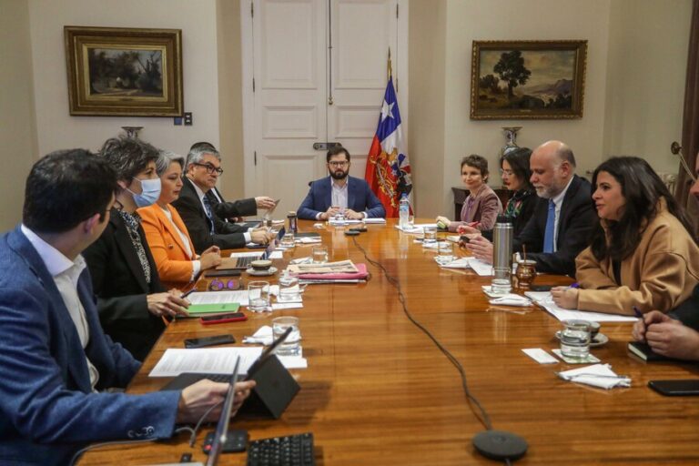 Plebiscito: Comité político se reúne con Boric en La Moneda a la espera de los resultados electorales