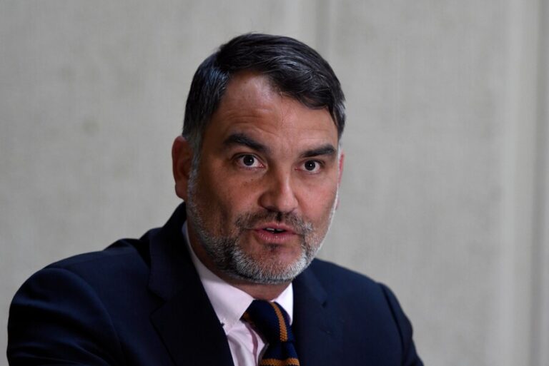 Macaya insiste en dividir discusión sobre pensiones: Propone aprobar la mitad y dejar el resto para el próximo gobierno