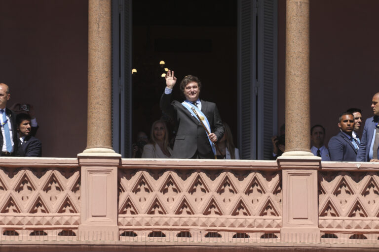 Argentina: Captan a hombre lanzando una botella de vidrio contra Javier Milei