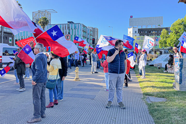 Con austeros actos de cierre: Comandos por “A favor” y “En contra” concluyen campañas electorales de cara al plebiscito