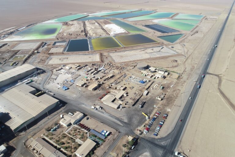 Codelco y SQM anuncian asociación para el desarrollo de litio en el Salar de Atacama: Este es el detalle