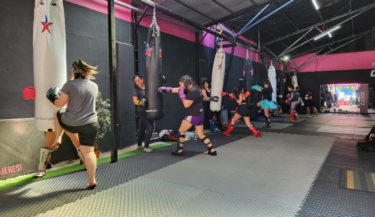 Alejandro Barros abre inédito gimnasio de artes marciales solo para mujeres: “Hay un sentido de comunidad que miro con orgullo”