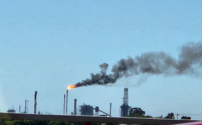 ENAP emite alerta por emanación de humo en refinería en Hualpén