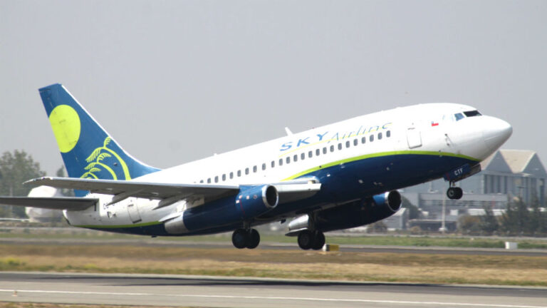 Cancelación de vuelos de SKY deja cerca de un centenar de pasajeros varados