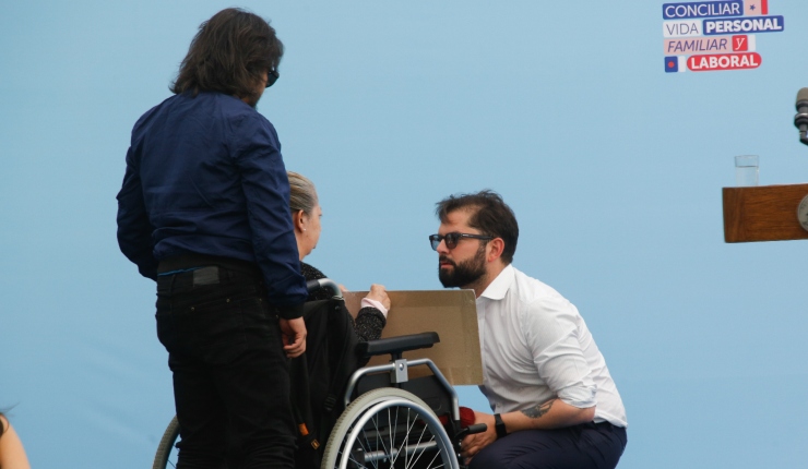 Familia interrumpe discurso de pdte. Boric para pedirle ver a su nieta y denunciar vulneración de derechos